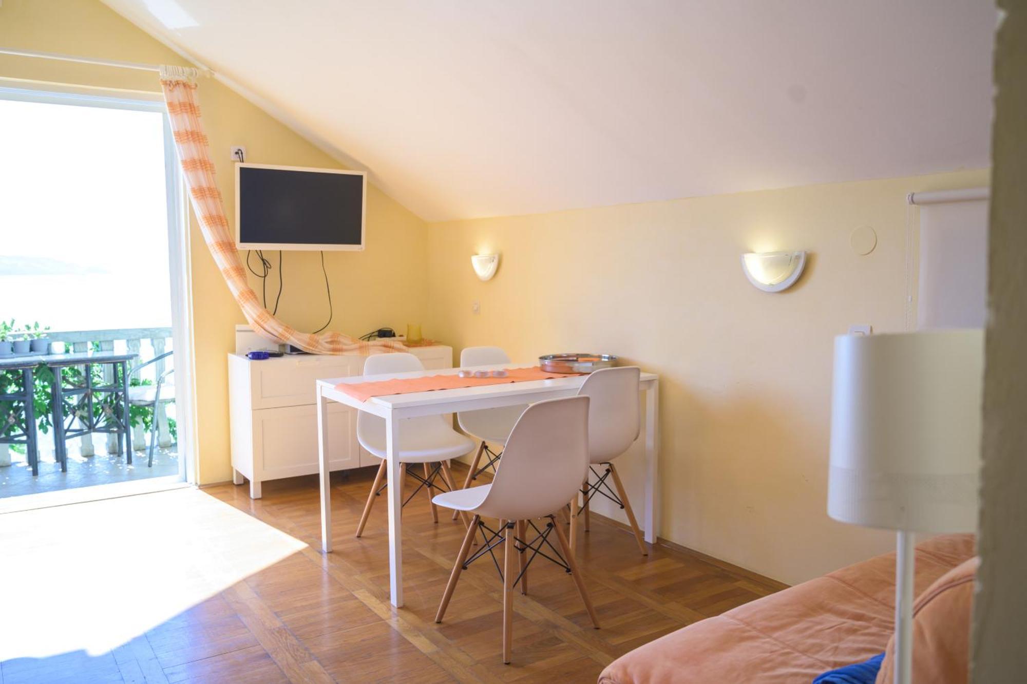 Christian Apartment *
